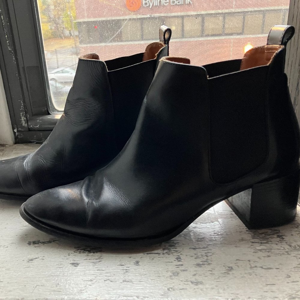 8.5 Everlane Chelsea Boots